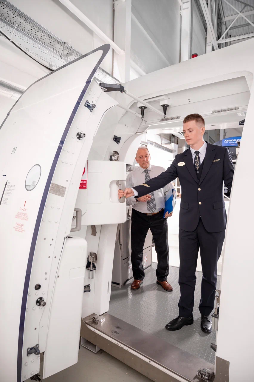 Обучение бортпроводников и пилотов