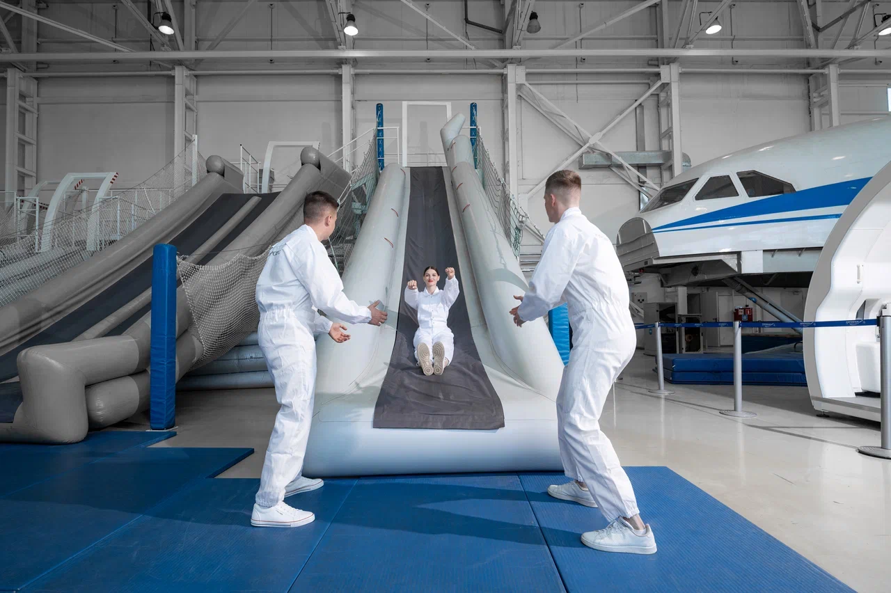 Тренировка эвакуации по аварийным трапам, закрепленных на высоте реальных типов ВС