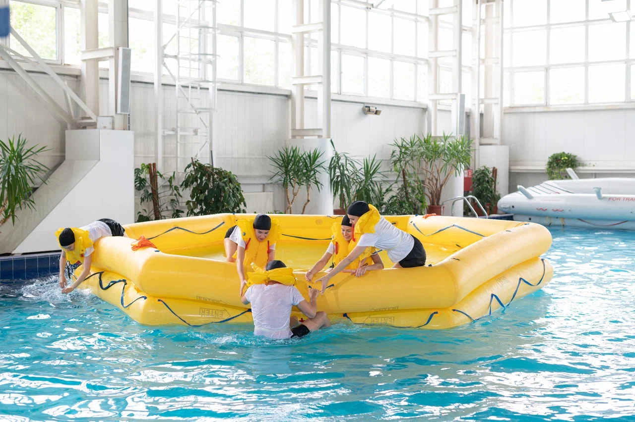 Отработка аварийно-спасательных процедур на воде